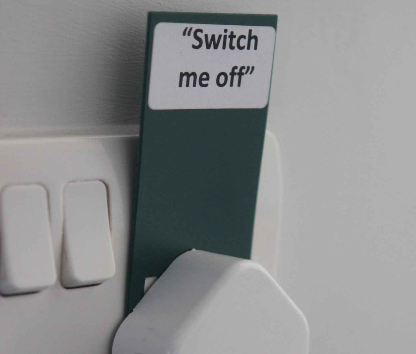 "Switch me off" reminder on plug